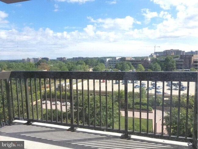 Photo - 3709 S George Mason Dr Unidad 710