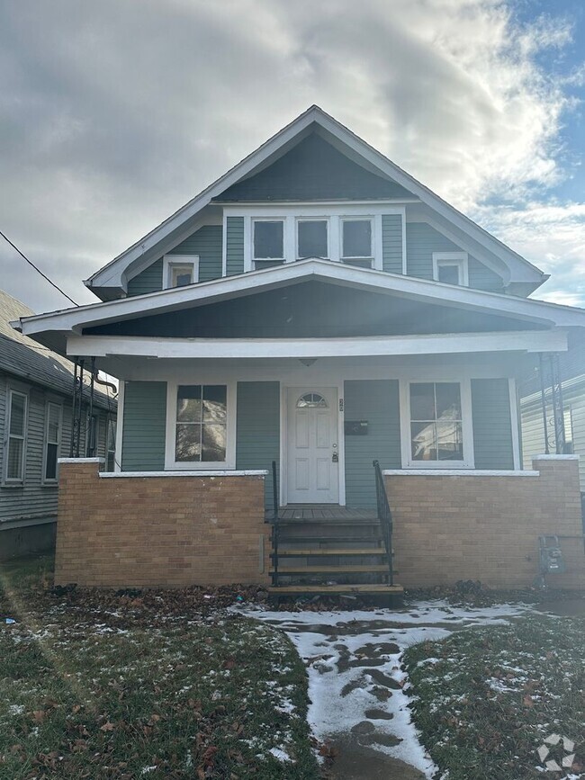 Building Photo - 5 Bedroom 1 Bath Rental