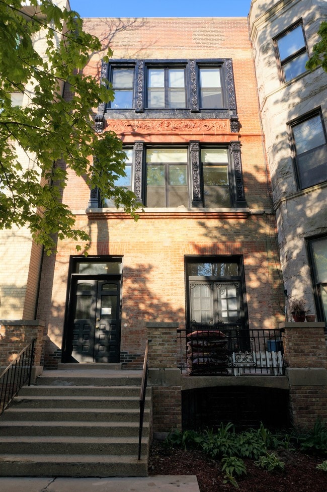 Building Photo - 2719 N Pine Grove Ave Unit 201 Rental