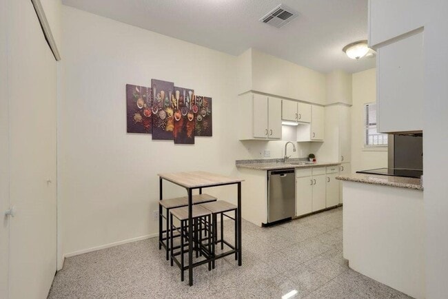 Photo - 106 E 30th St Unit Wind Tree #103