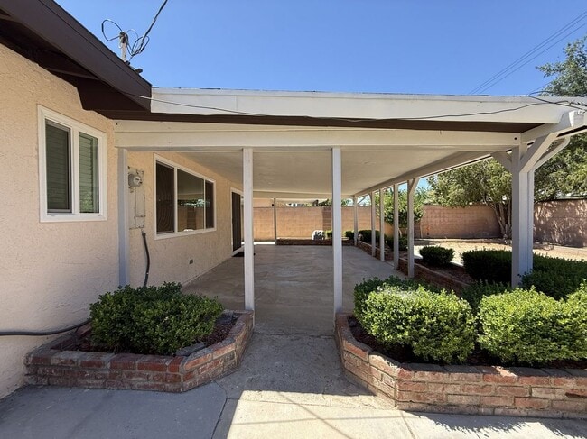Photo - 45303 Lorimer Ave
