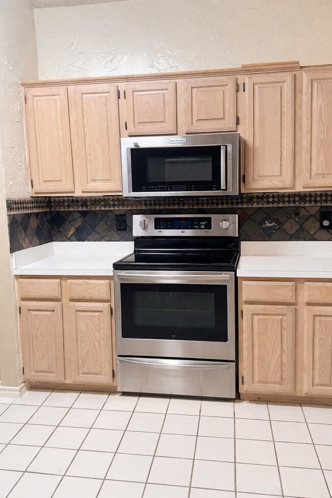 Building Photo - 7011 Cottonwood Cir