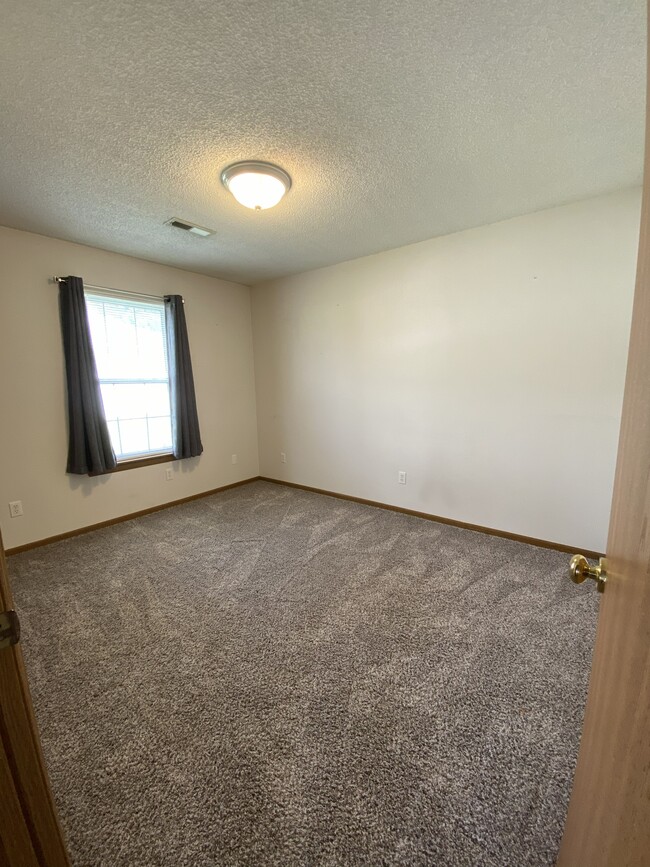 Photo - 907 NW Willow Dr