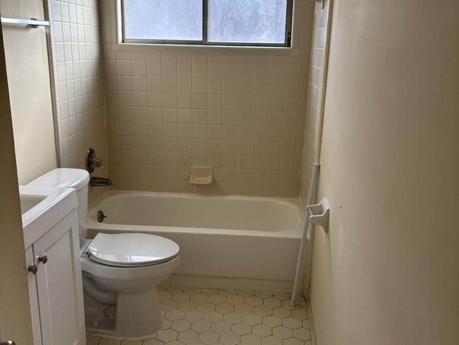 Photo - 643 McWhirter Ave