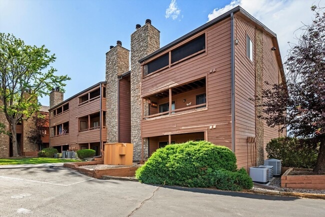 Building Photo - Updated 1 Bed Condo | Reserved Parking, Covered Patio & Fireplace Unit 129