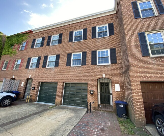 Building Photo - 412 4th St SE Unit Lower