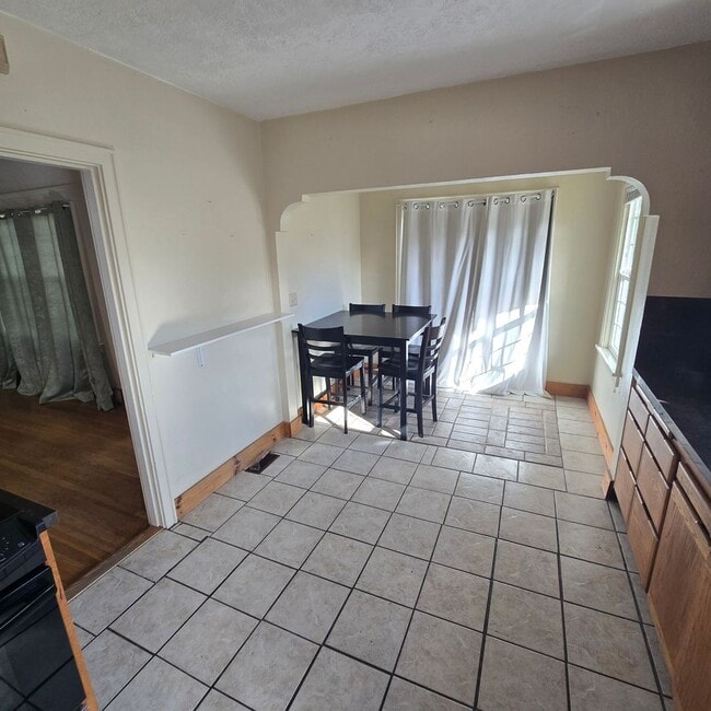 Photo - 2528 Hope St