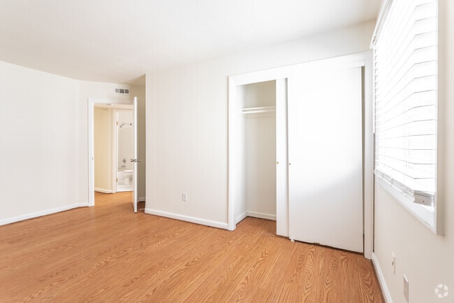 2BR,2BA,-1000SF