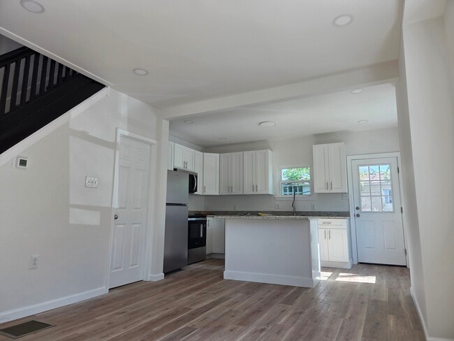 Photo - 76 W 5th St