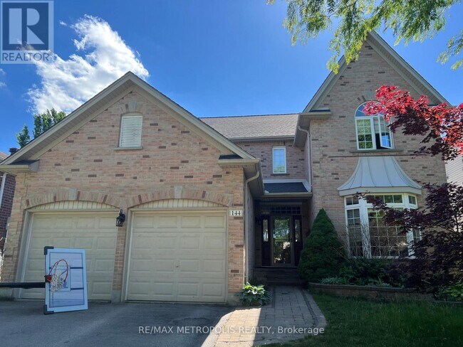 Photo - 144 Meadowoak Crescent