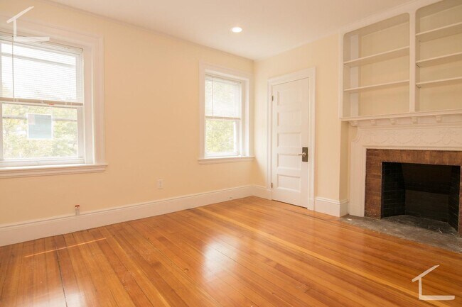 Photo - 1588 Beacon St