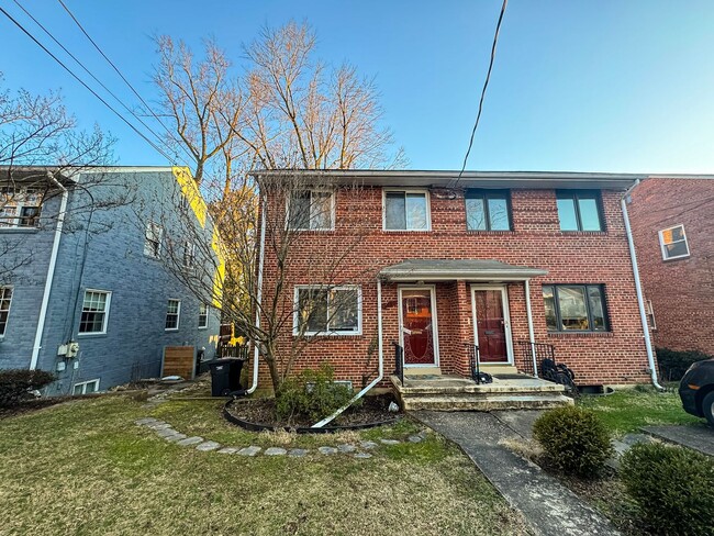 Building Photo - Beautiful 3 Bed 1 Bath End Row Brick Townhouse With Fenced In Yard In River Terrace