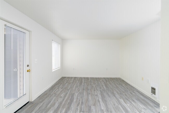 4BR, 2BA - 1183SF - Living Room