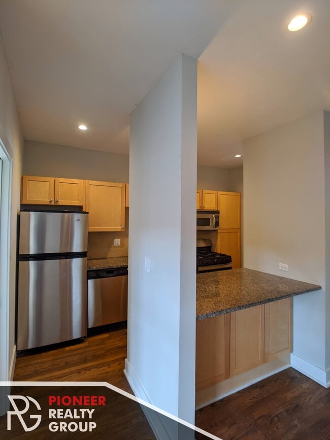 Photo - 736 W Addison St