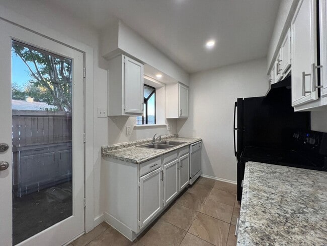 Photo - West Plano 2/1 perfect location!