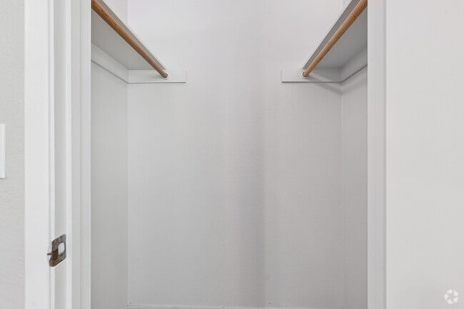 2BR, 2BA - 992SF - Walk In Closet