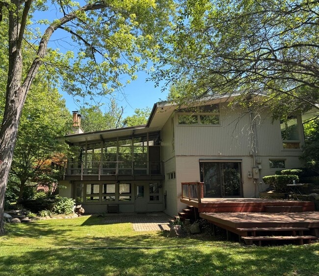 Photo - Spacious Mid-Century Modern Rental in Cant...