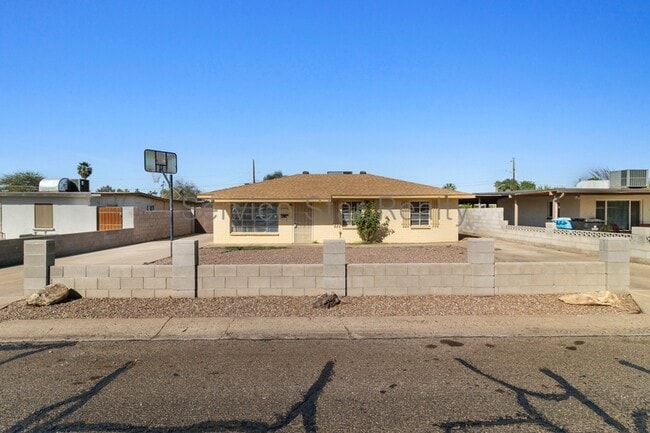 Building Photo - 4232 N 33rd Dr