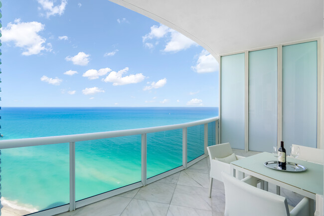 Oceanfront Balcony - 15901 Collins Ave Condominio Unidad 3303