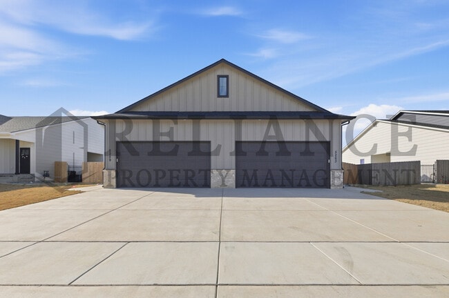 Building Photo - 5259 N Pinecrest Ct