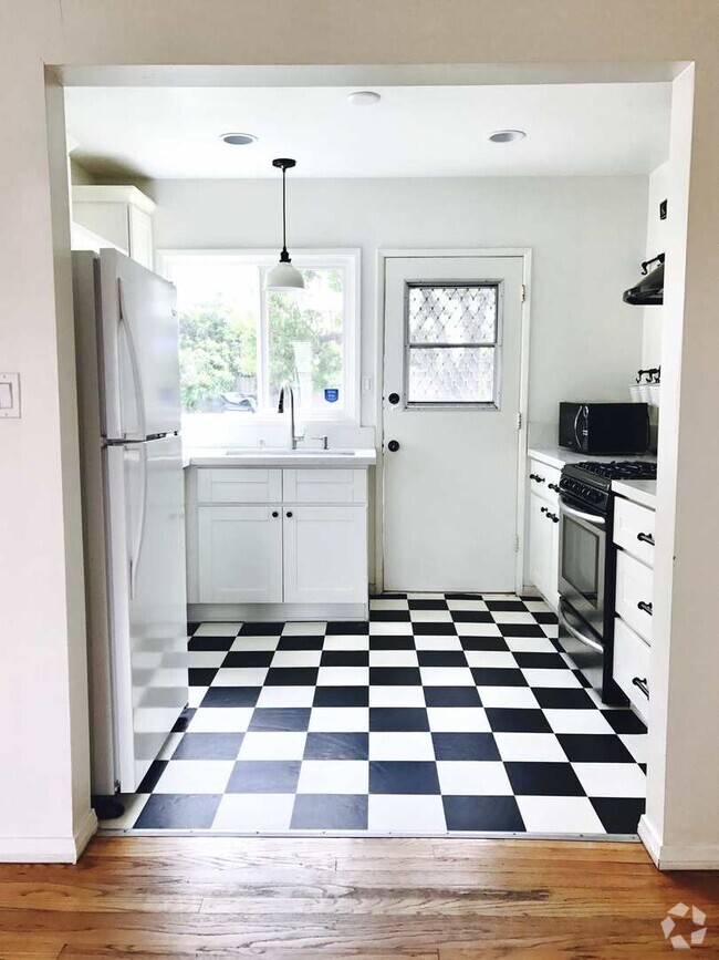 Building Photo - 3bed/1bath house with PARKING, large back...