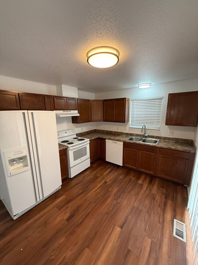 Building Photo - Lansing27 Unit #27