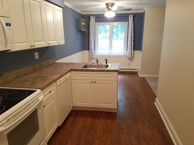 Newly updated kitchen with Eat-In area - 300 Campbell Cir Unit F2