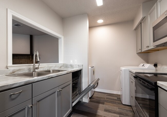 Building Photo - 1516 Bay Area Blvd Unit E10 Rental
