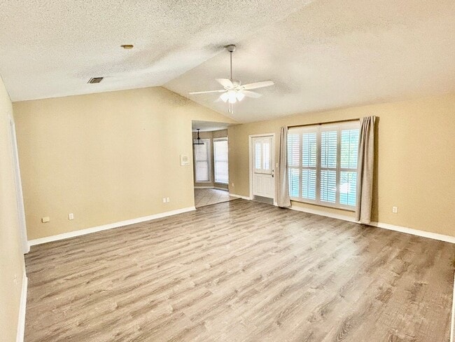 Photo - 640 Wedgewood Dr