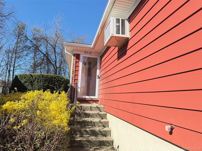 Photo - 57-10 246th Pl