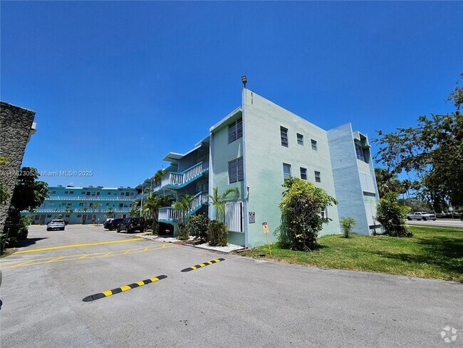 Building Photo - 1501 NE Miami Gardens Dr Unit 351 Rental