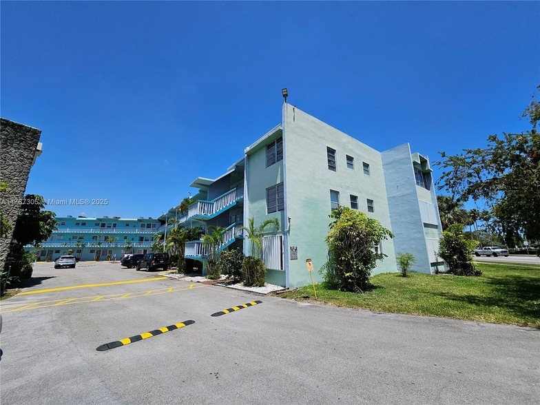 Photo - 1501 NE Miami Gardens Dr