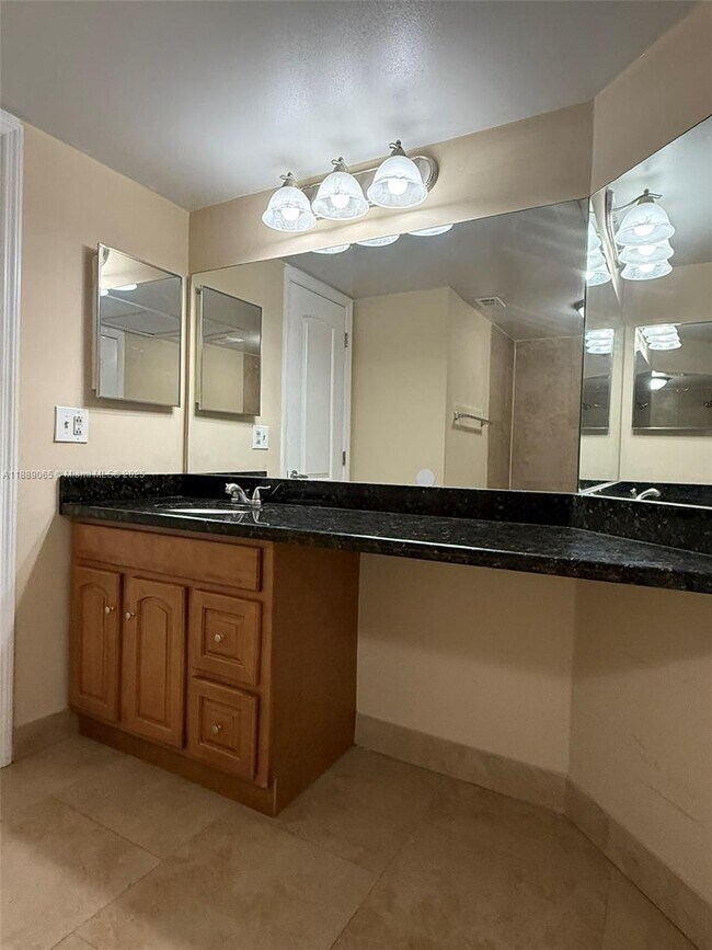 Photo - 2820 N Oakland Forest Dr Unit 102