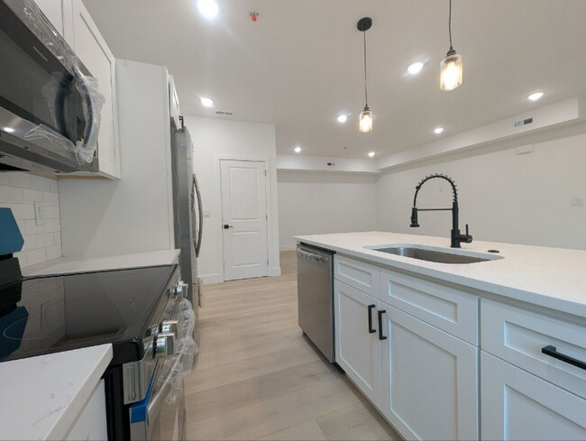 Photo - 835 N 63rd St Unidad 2