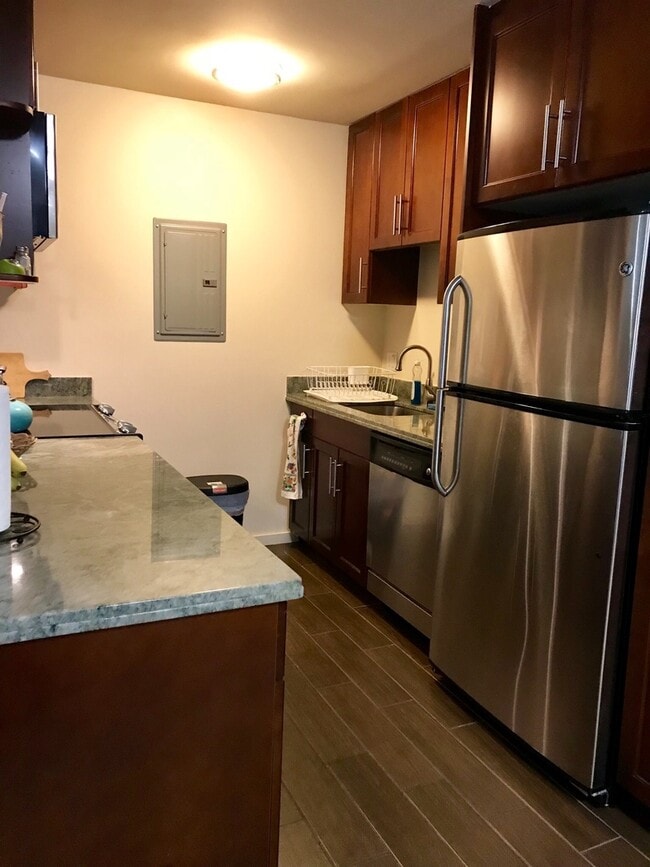 Building Photo - Beautiful & Convenient 2/2/2 Unit