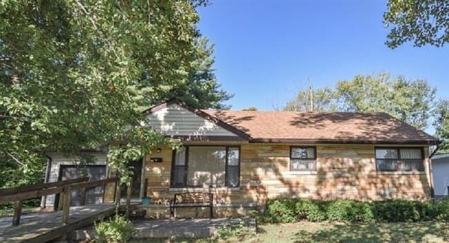 Building Photo - 411 N Hillsdale Dr