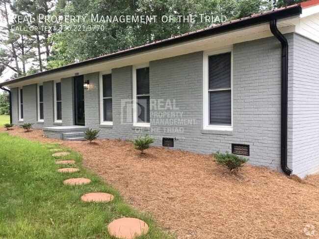 Building Photo - *Move In Special* One Level 3 BR/2BA Brick... Rental