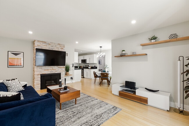 Building Photo - 1535 Granville Ave Unit 107