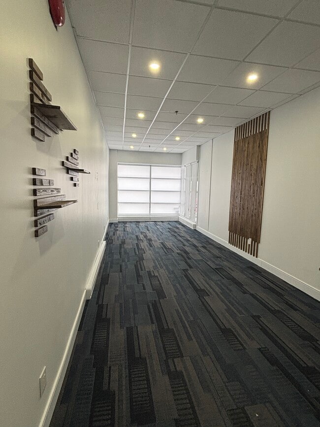 Photo - UPDATED COMMERCIAL UNIT - LOCATED DOWNTOWN SARNIA Unité 2