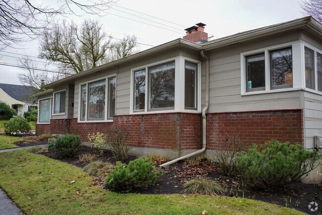 Building Photo - Beautiful 3-Bedroom Duplex in West Morelan... Unit 1715 Rental