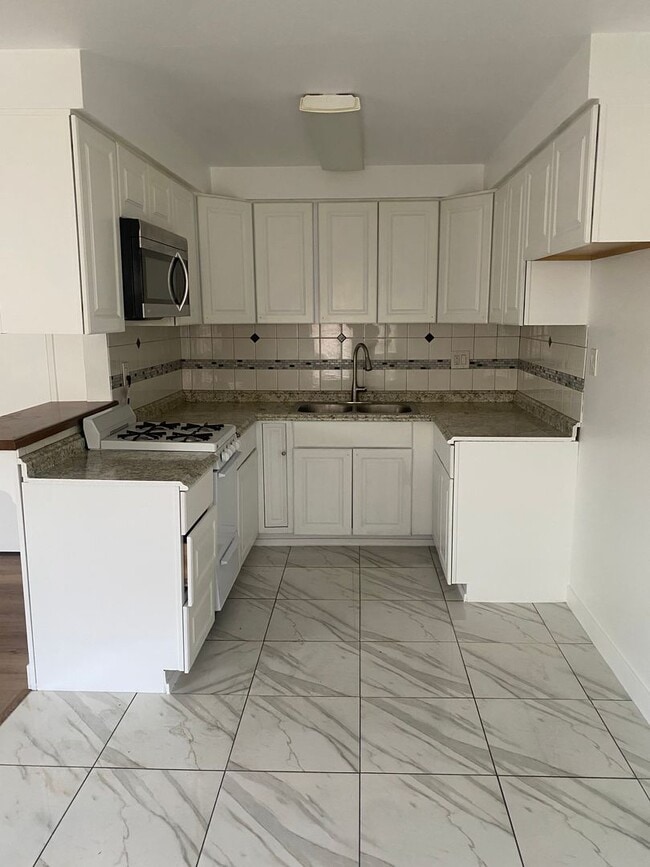 Building Photo - 12554-12556 BROOKSHIRE Unit 3