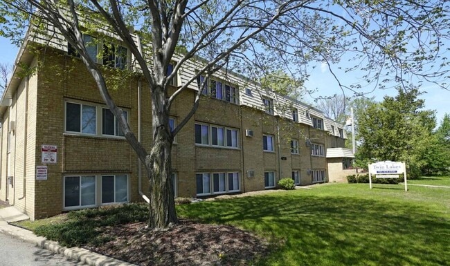 Building Photo - Twin Lakes Rental