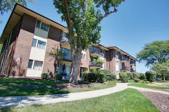 Building Photo - 5S066 Pebblewood Ln Unit A10 Rental