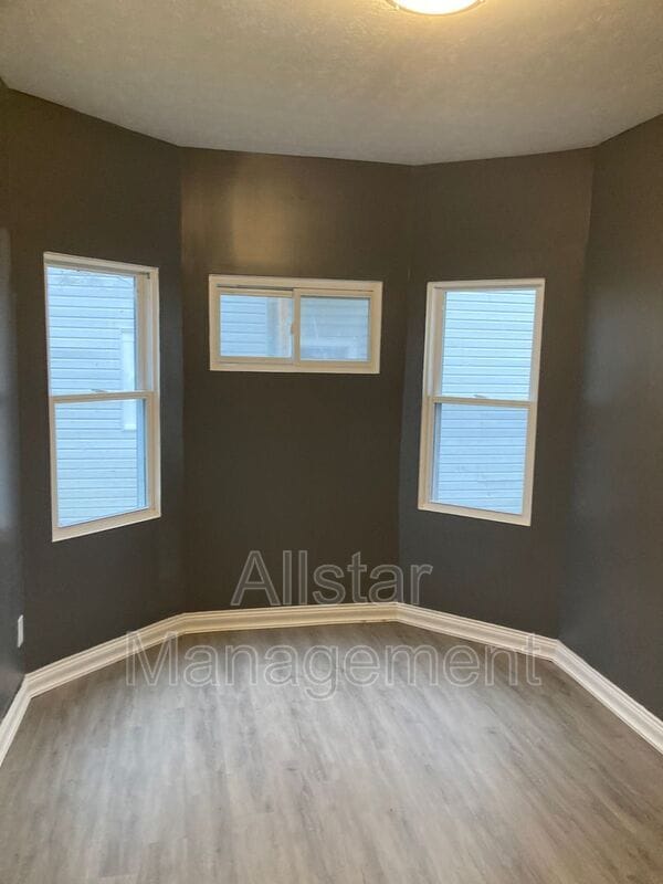 Photo - 760 W 9th St