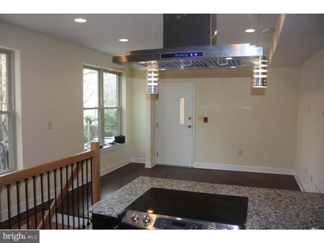 Building Photo - Bright 2 bed 2 bath available now Rental