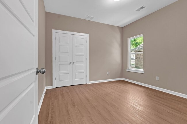 Photo - 557 Lundee St