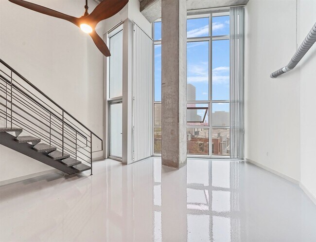 Building Photo - 2000 Bagby St