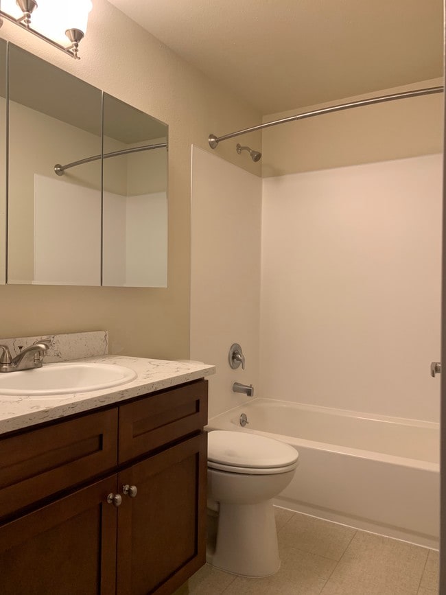 ¡Baños completamente nuevos! - Pearl Manor Apartments - 55+ Senior Living