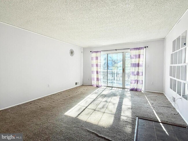 Photo - 82 Versailles Ct