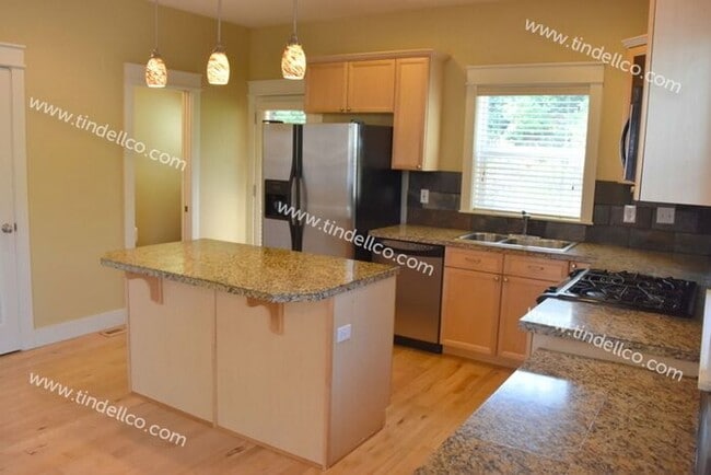 Beautiful and Spacious 3 Bedrooms, 2.5 Bathrooms in Raleigh Hills!